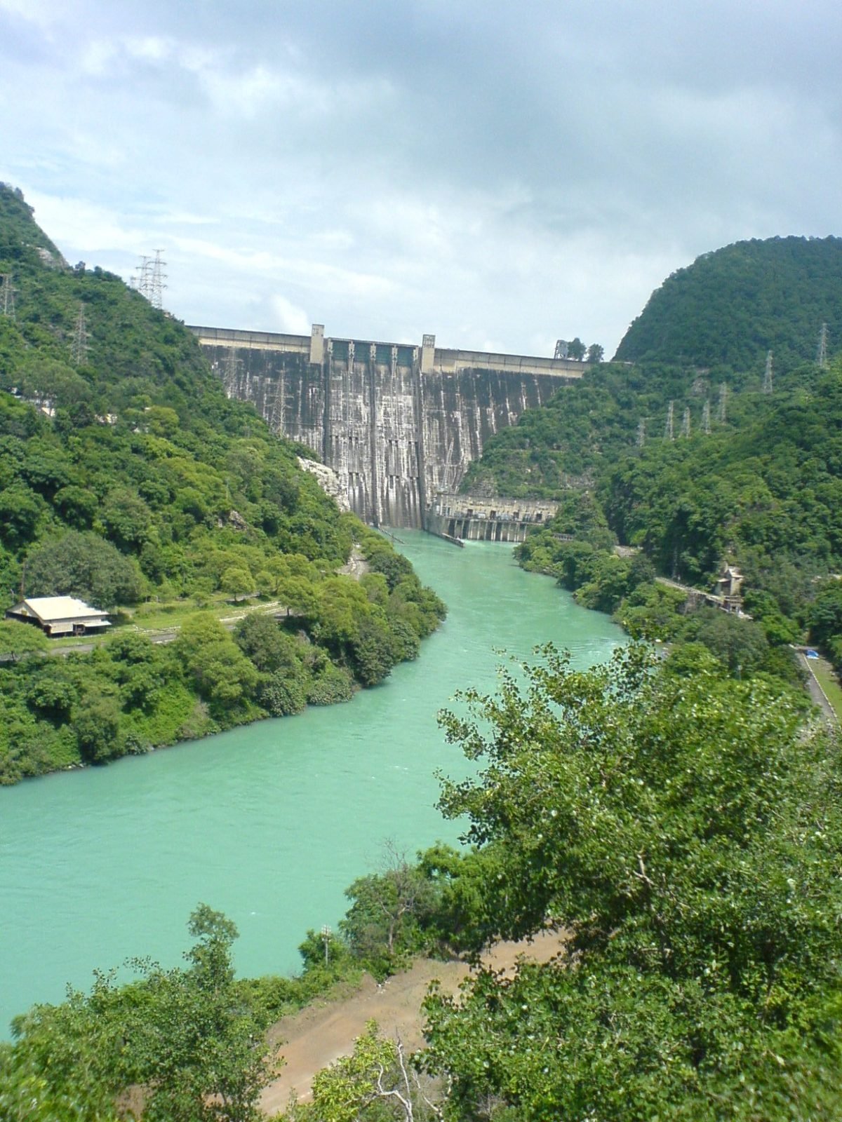 The concrete wall of the Bhakra Dam across the Sutlej