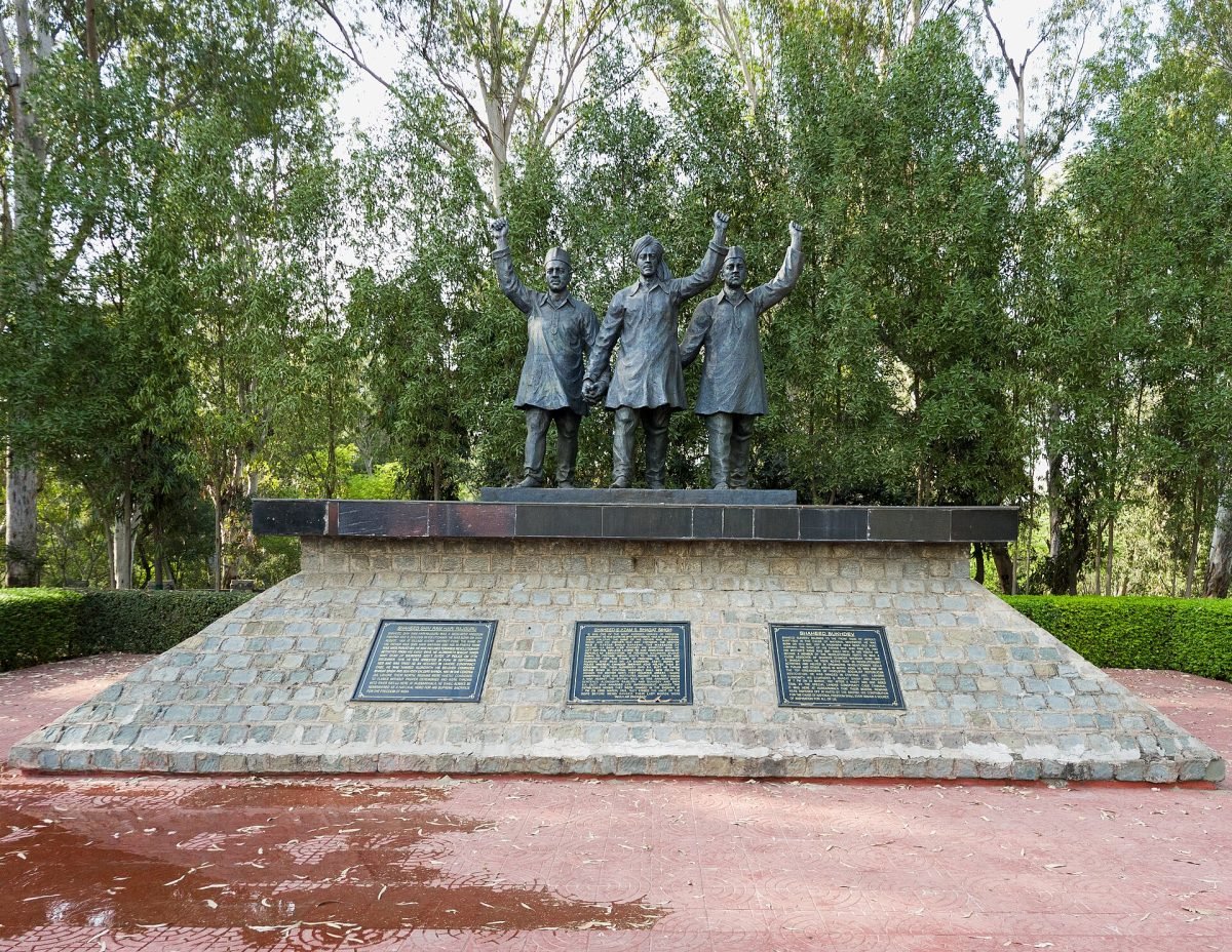 Statues of Bhagat Singh, Rajguru and Sukhdev standing side by side at the Hussainiwala National Martyrs Memorial